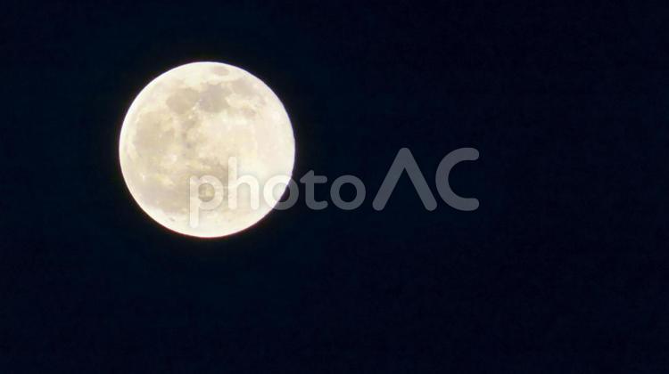 満月、スノームーン（左上） 満月,月,夜空の写真素材