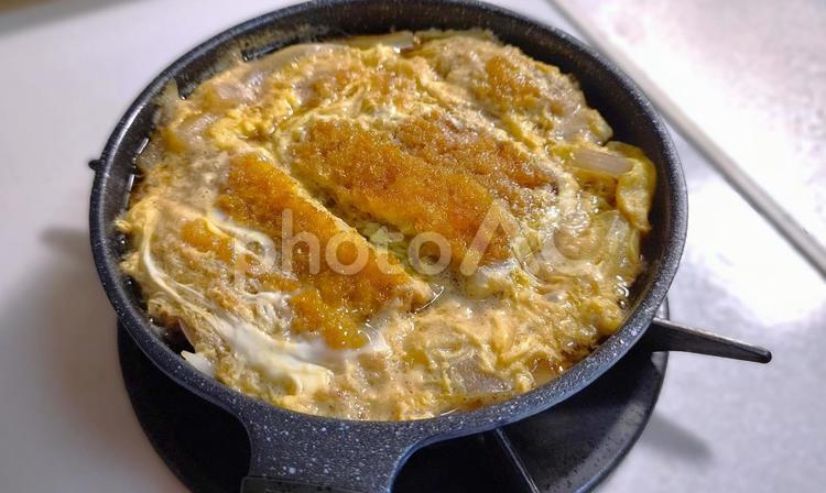 カツ丼 カツ丼,料理,フライパンの写真素材