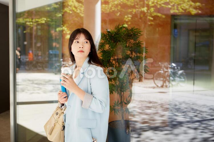 テイクアウトのコーヒーを飲む日本人女性18 女性,日本人,アジア人の写真素材