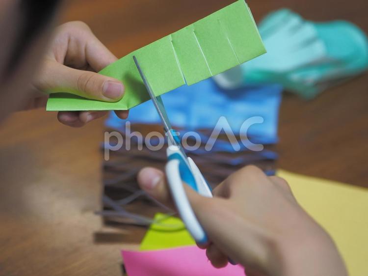 七夕飾り（網飾り）を作る子供の手 七夕飾り,七夕,網飾りの写真素材