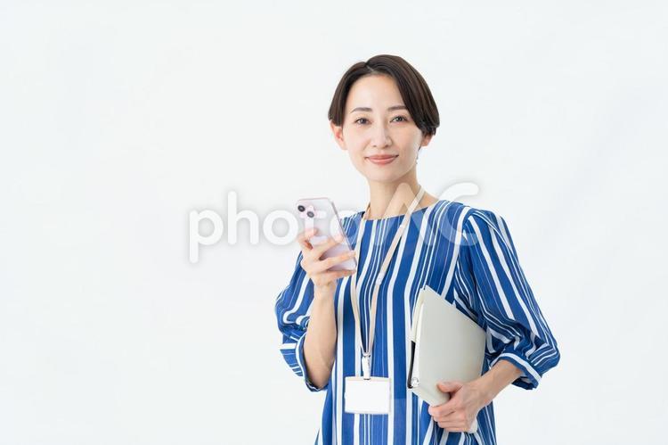 スマホを持つミドルのビジネスウーマン スマホ,ビジネスウーマン,ビジネスの写真素材