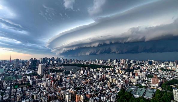 台風が近づいている都会の街並みと空 台風が近づいている都会の街並みと空の写真