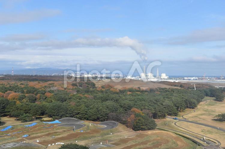 緑の向こうのごみ焼却施設2 ごみ処理場,焼却施設,工場の写真素材