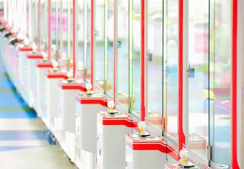 ゲームセンターのクレーンゲーム機 ゲームセンターのクレーンゲーム機の写真