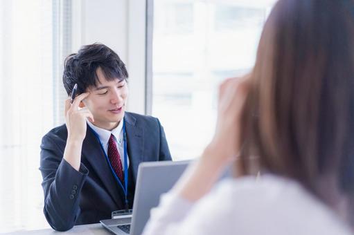 面談をするオフィスワーカー 面談をするオフィスワーカーの写真