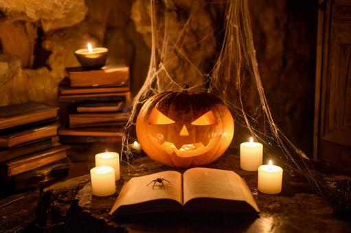 地下室のハロウィンのかぼちゃと本 地下室のハロウィンのかぼちゃと本の写真