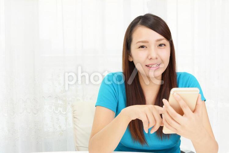 スマートフォンを持つ笑顔の女性 女性,スマートフォン,女の写真素材