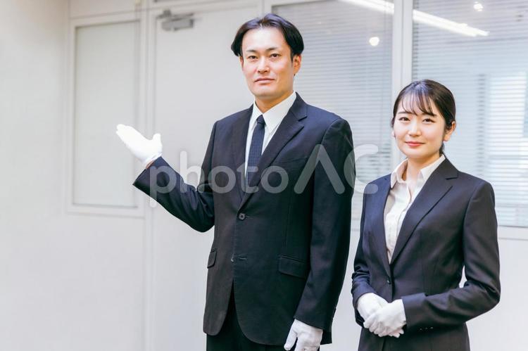 白手袋をつけたスーツ姿の男女 鑑定士,質屋,運転手の写真素材