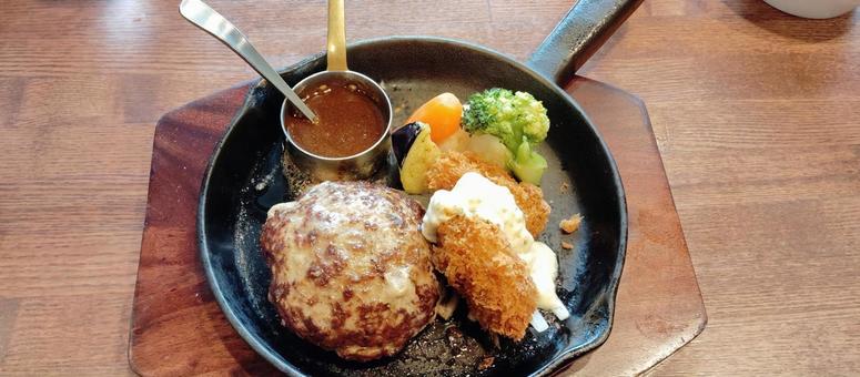 ハンバーグ カキフライ ハンバーグ カキフライの写真