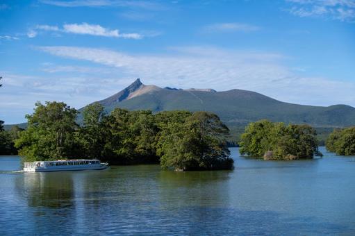 駒ヶ岳を背景に行く大沼の遊覧船 駒ヶ岳を背景に行く大沼の遊覧船 大沼公園,大沼,駒ヶ岳の写真素材