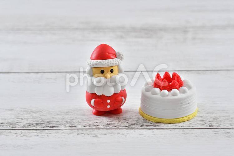 サンタとケーキでクリスマスのイメージ クリスマス,サンタクロース,ケーキの写真素材