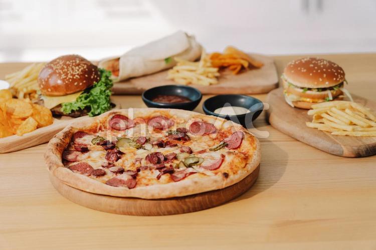 ハンバーガーやポテトやピザなど ハンバーガー,ピザ,ナチョスの写真素材