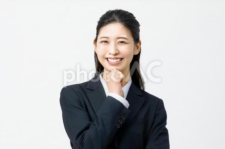 考える女性　仕事　ビジネス　笑顔　前向き スーツ,女性,若いの写真素材