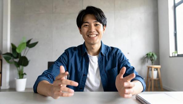 カメラ目線の笑顔の若い男性の写真