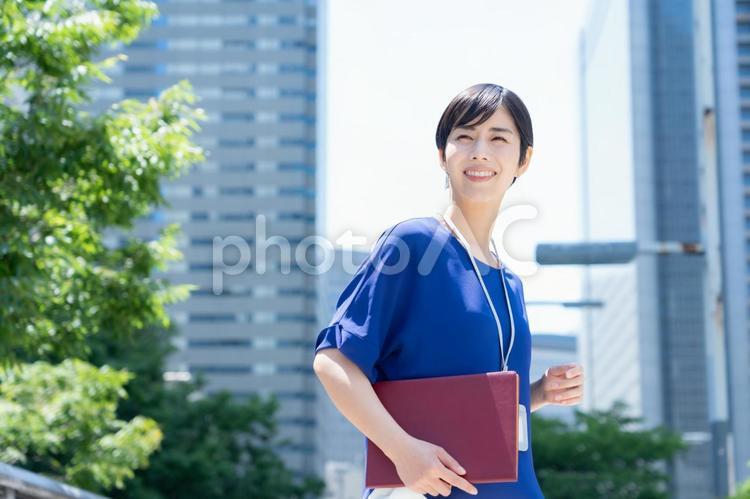 オフィス街で働く若いビジネスウーマン ビジネスウーマン,ビジネス,女性の写真素材