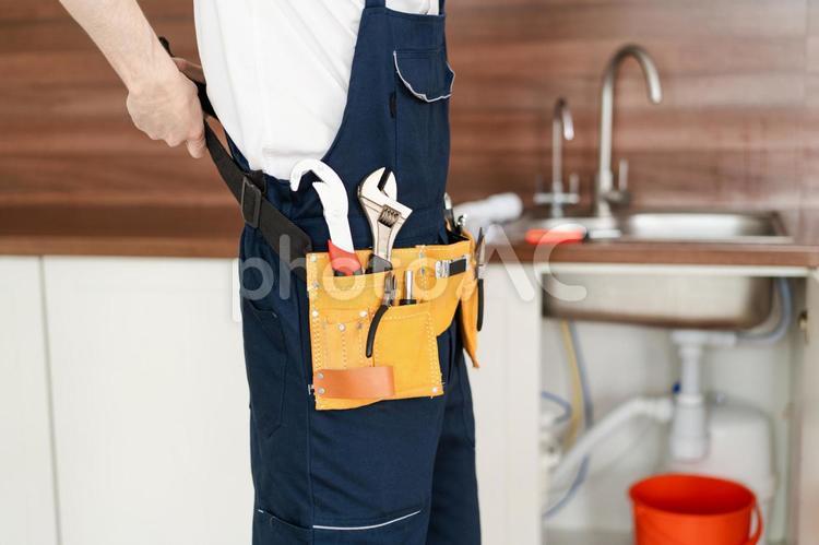工具ベルトを付ける人の手 工具,工具ベルト,持つの写真素材