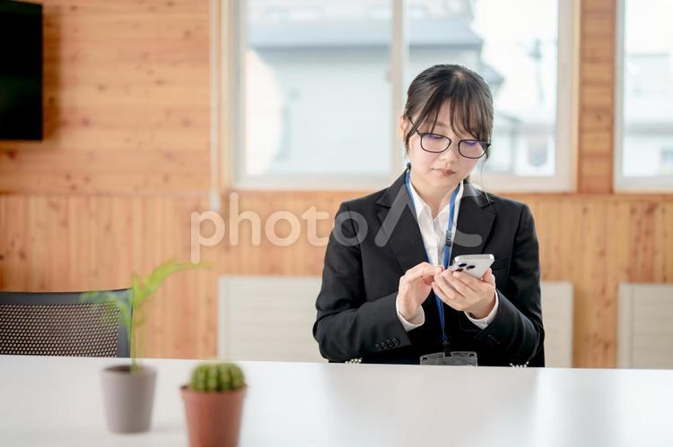 スマホを触るビジネスウーマン 女性,スマホ,スマートフォンの写真素材