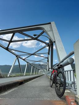 トラス橋と自転車 トラス橋と自転車 海津橋,トラス橋,ロードバイクの写真素材
