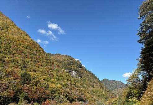 紅葉に染まる山の風景と澄んだ空 紅葉,山,秋の写真素材