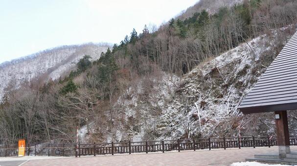 降雪した山 降雪した山の写真