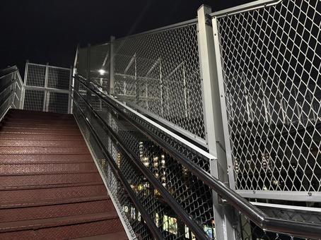 夜の陸橋 陸橋,跨線橋,電車の写真素材