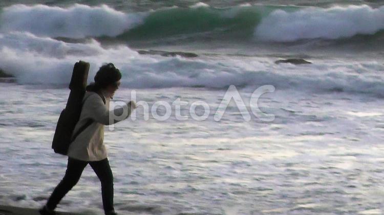 荒波を力強く歩いてゆく 冬,女性,歩くの写真素材