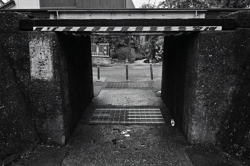 低く狭い鉄道のガード 低く狭い鉄道のガードの写真