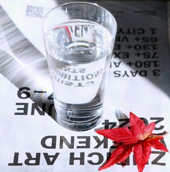 ウォーターon英字新聞(グラス水) ウォーターon英字新聞(グラス水) 水,コップ,紅葉の写真素材