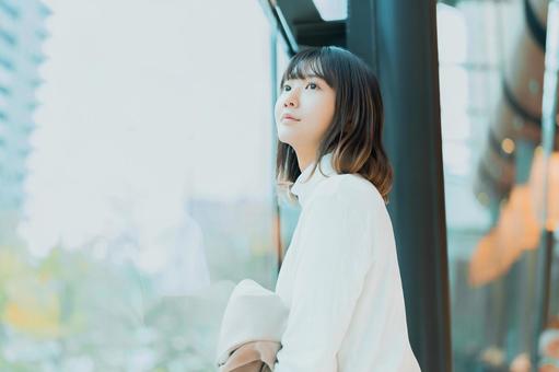 窓の外を見る女性 女性,人物,待ち合わせの写真素材