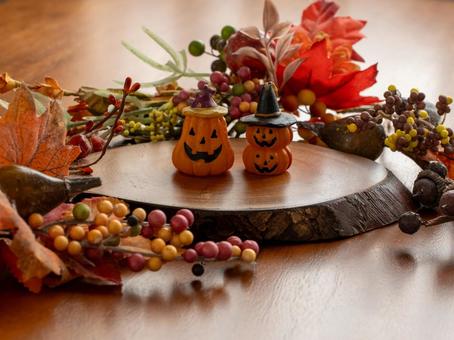 切り株の上のハロウィンのかぼちゃ ハロウィン,カボチャ,2つの写真素材