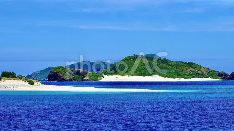 沖縄県阿嘉島からみた慶良間諸島と海の風景 阿嘉島,座間味島,嘉比島の写真素材