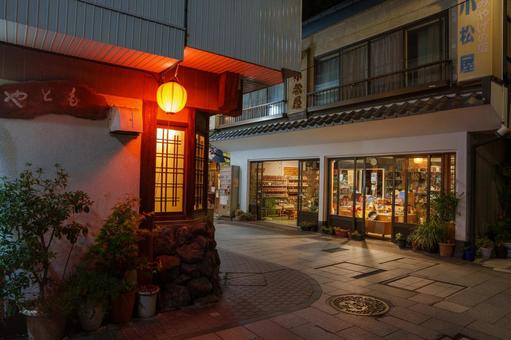 渋温泉の夜の街並み 渋温泉の夜の街並み 夜の街並み,渋温泉,伝統的建造物の写真素材
