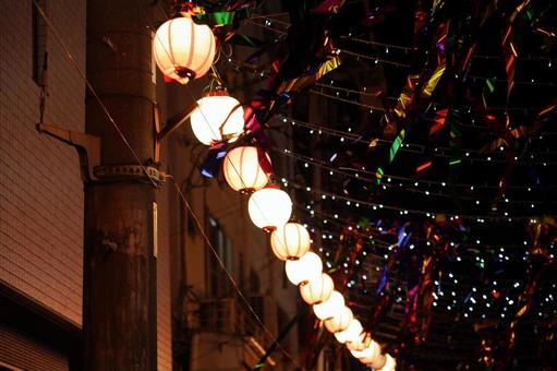 七夕飾りの提灯が輝く夜の商店街 七夕飾りの提灯が輝く夜の商店街 七夕,夏,7月の写真素材
