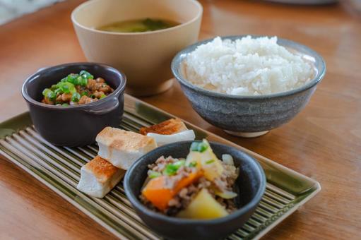 納豆と肉じゃがのごはんの朝食 納豆と肉じゃがのごはんの朝食 朝食,和食,納豆の写真素材