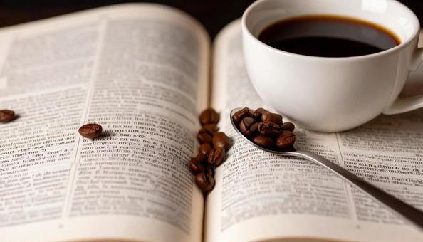 コーヒーと開いたフランス語の辞書の写真