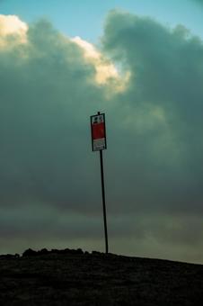 火山地帯に立つ警告サイン 警告サイン,注意標識,危険区域の写真素材