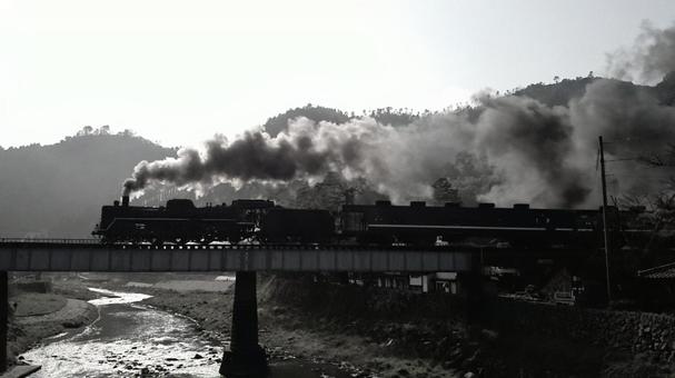 橋をわたるSL(モノクローム風) 橋をわたるSL(モノクローム風)の写真