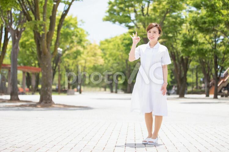 OKサインする白衣の女性 看護師,ナース,医療の写真素材