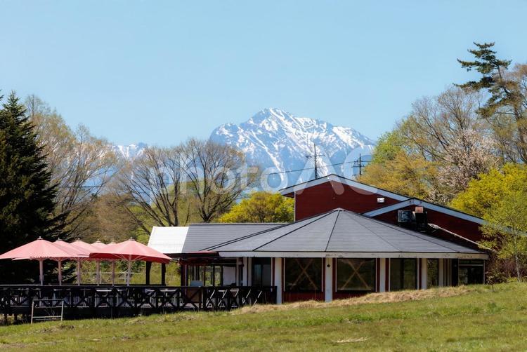 山と赤い屋根の家 山,赤い屋根,家の写真素材