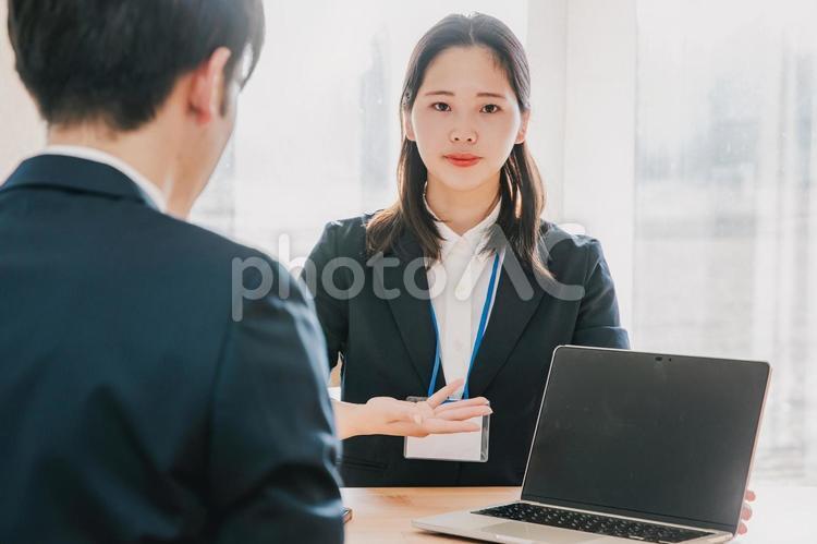 PCで真剣に営業するビジネスウーマン　 ビジネスウーマン,働く女性,ビジネス女性の写真素材
