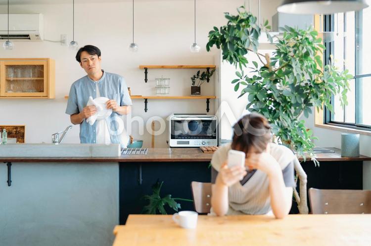 スマホを見て落ち込む女性と心配する男性 スマホ,頭痛,泣くの写真素材