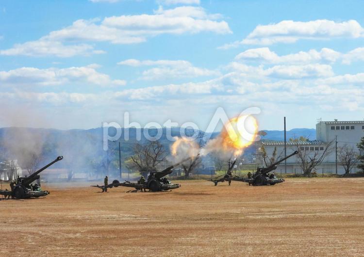 陸上自衛隊155mm榴弾砲の発砲の瞬間 陸上自衛隊,自衛隊,ミリタリーの写真素材