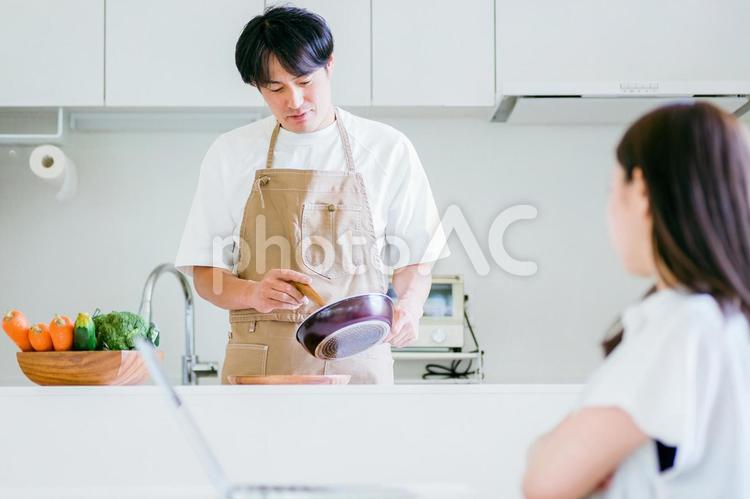 家事をする男性と怒る女性 ストレス,無職,専業主夫の写真素材