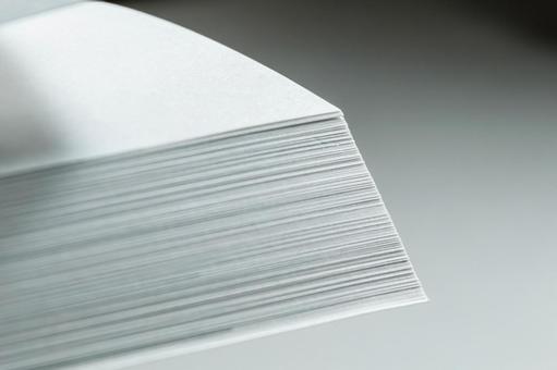 テーブルに積まれた白い用紙 紙,書類,ペーパーの写真素材