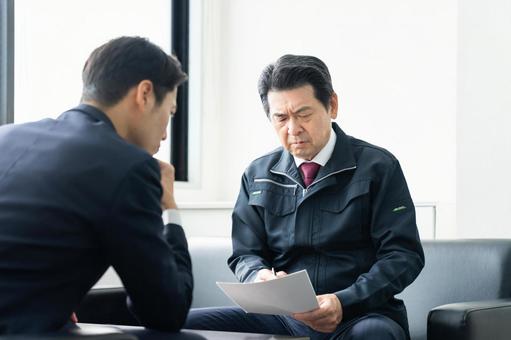 悩むビジネスマン 悩むビジネスマン 悩む,取引,交渉の写真素材