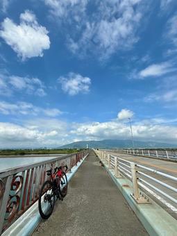 夏のサイクリング(橋の上で) 夏のサイクリング(橋の上で) サイクリング,ポタリング,自転車の写真素材