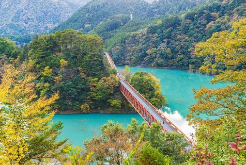 静岡県 奥大井湖上駅・秋景色 静岡県 奥大井湖上駅・秋景色 奥大井湖上駅,秋,紅葉の写真素材