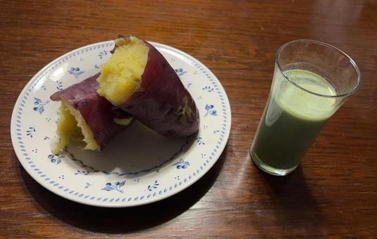 薩摩芋紅はるかと酵素青汁DX牛乳の昼食 昼食,薩摩芋,紅はるかの写真素材