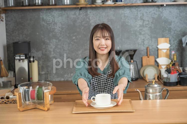 笑顔のカフェスタッフ 笑顔,カフェ,提供の写真素材