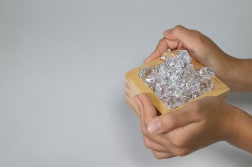 氷の入った枡と大きなコピースペース 枡,氷,アイスの写真素材